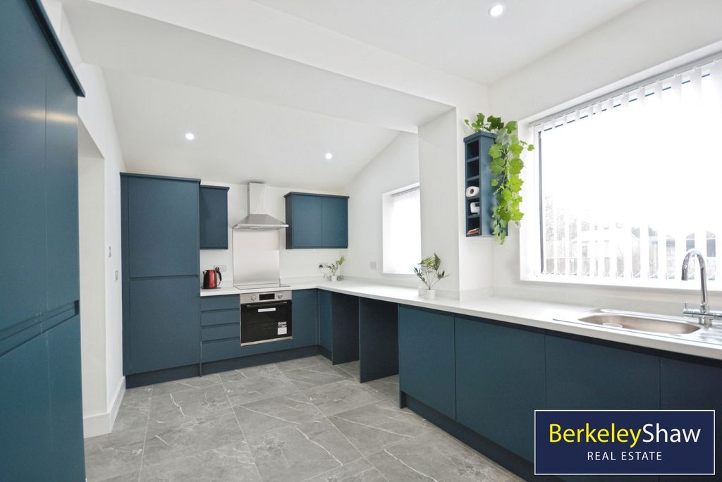 Property photo 3 of 23 Kitchen