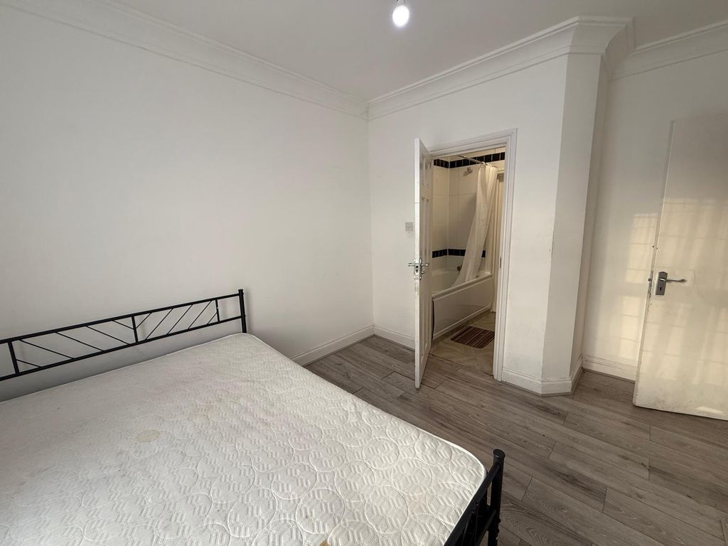 Property photo 1 of 5 Ensuite Room To Let Close To Ilford Station-Â£900 Pcm