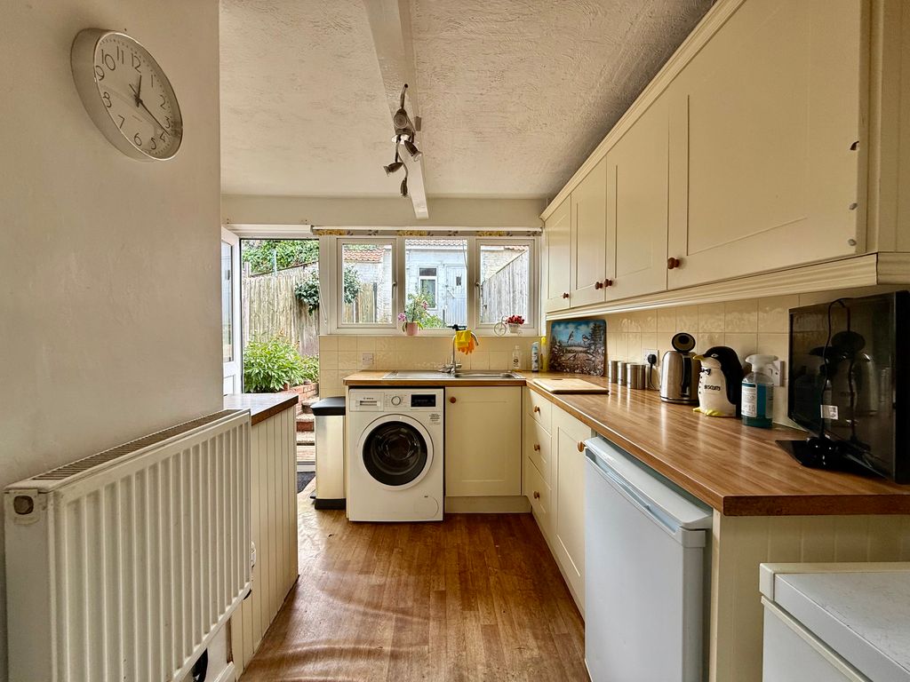 Property photo 3 of 17 Kitchen