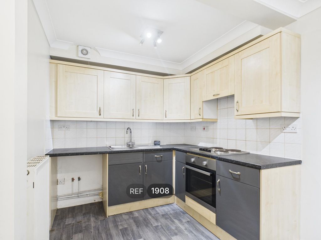 Property photo 3 of 8 Kitchen / Dining Area