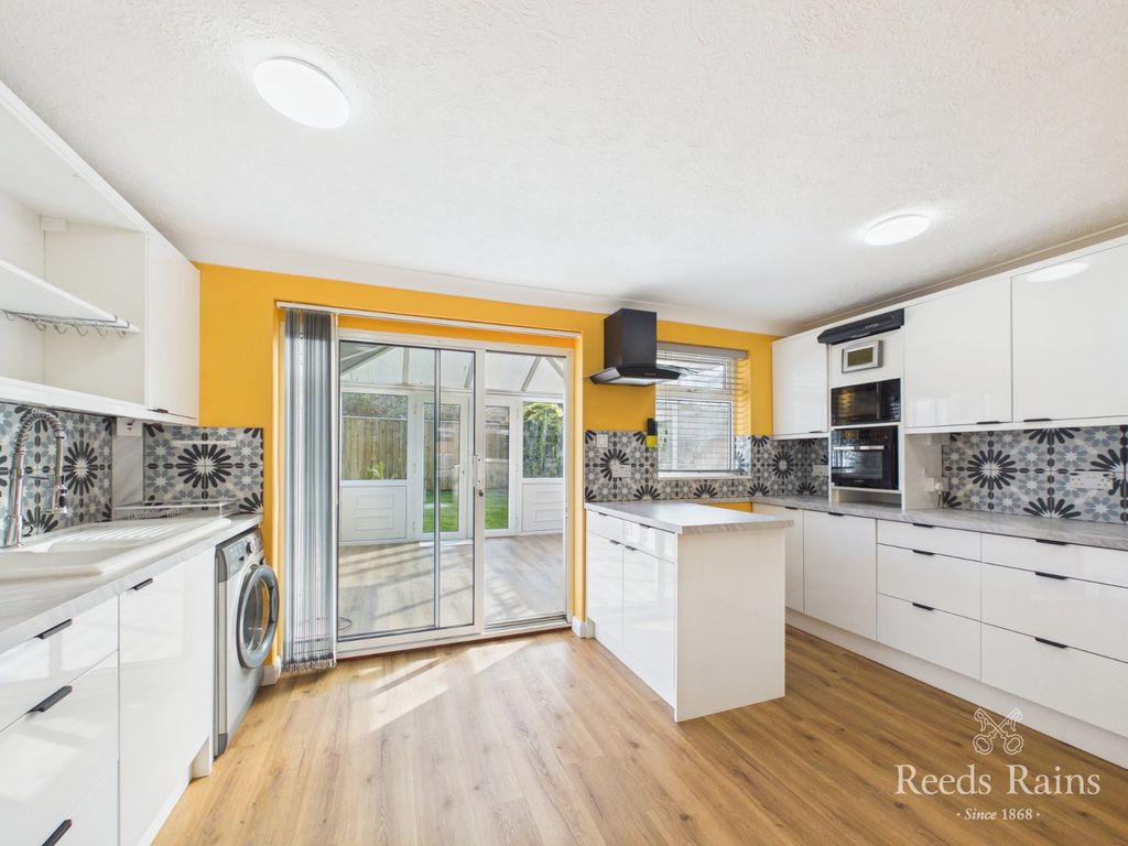 Property photo 2 of 17 Kitchen