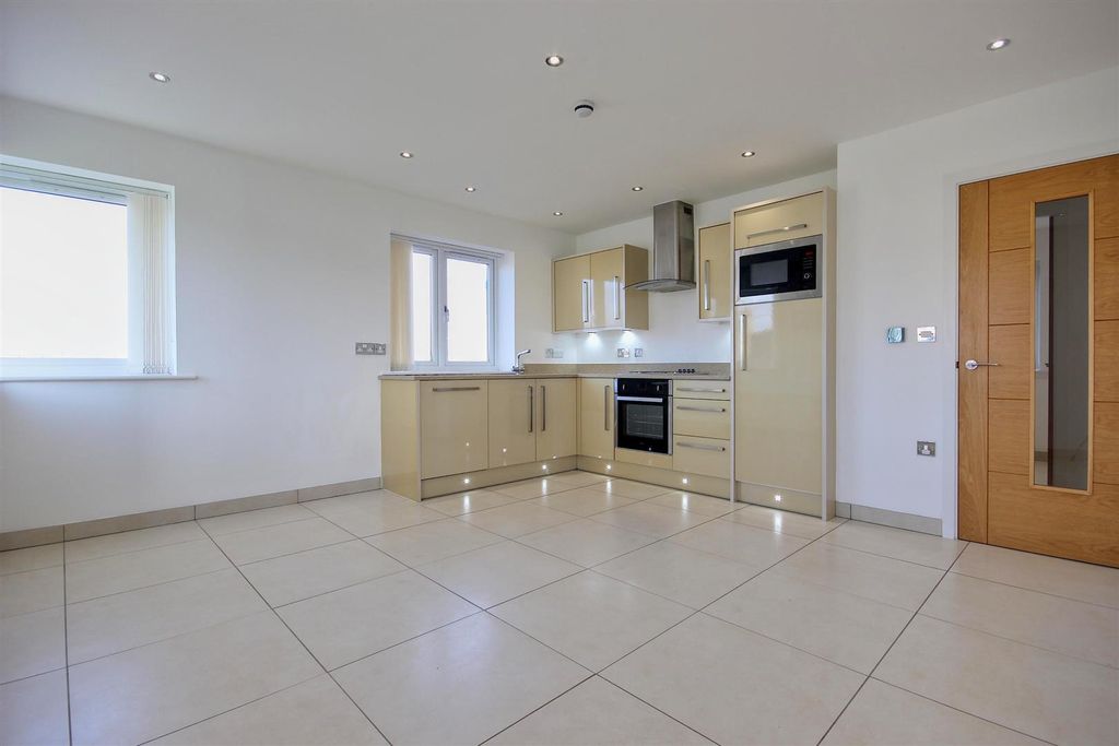 Property photo 3 of 9 Lounge/Kitchen