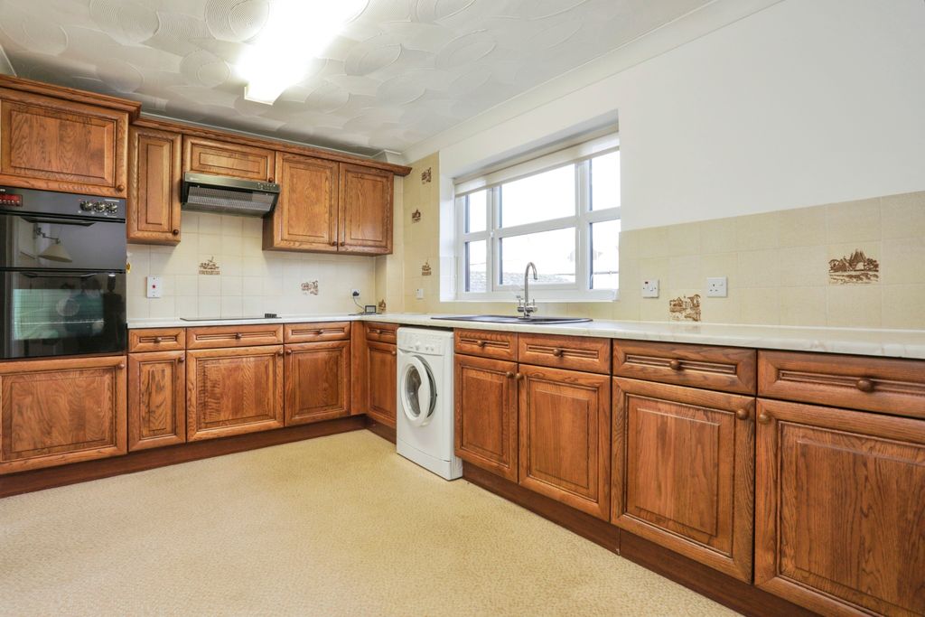 Property photo 3 of 11 Kitchen