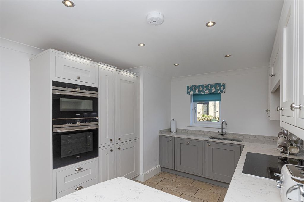 Property photo 3 of 39