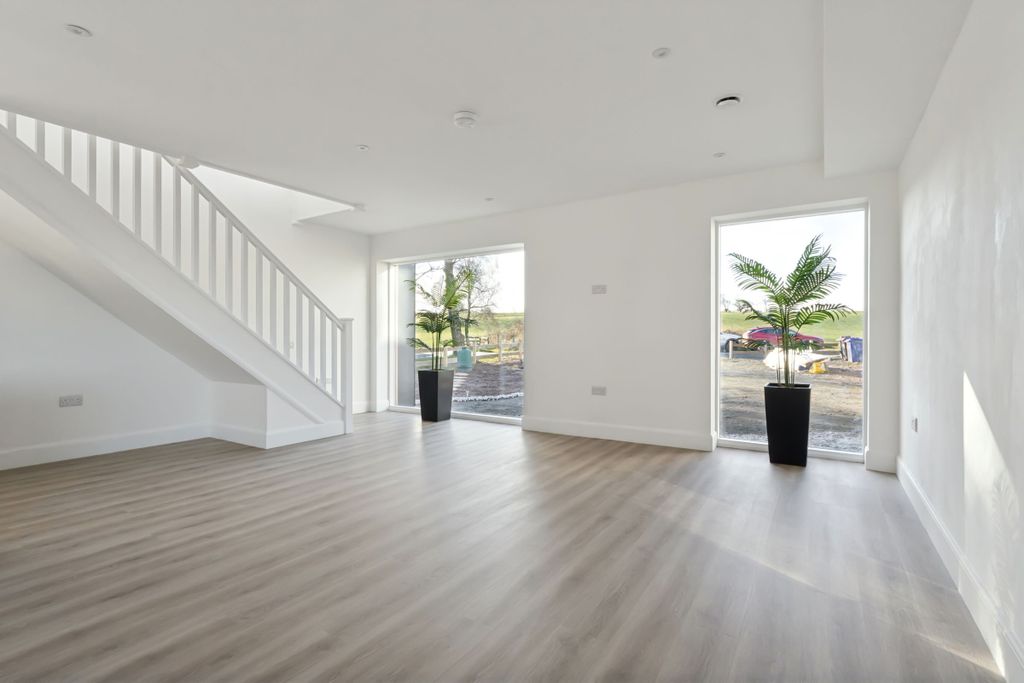 Property photo 3 of 32