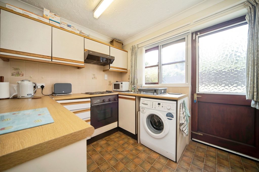 Property photo 2 of 10 Kitchen