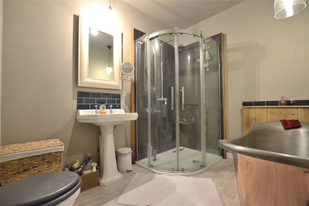 Property photo 2 of 7 Bathroom