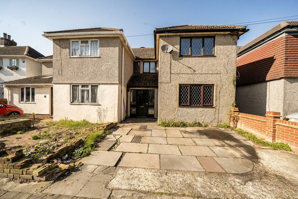 Property photo 1 of 18 External