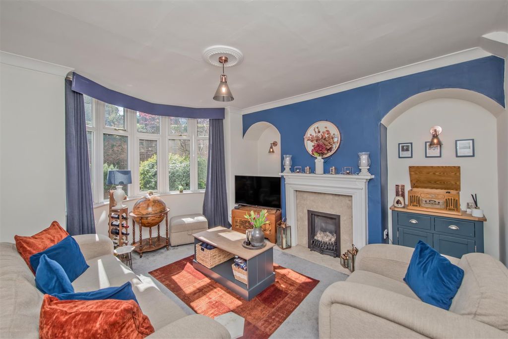 Property photo 3 of 20 Linving Room: