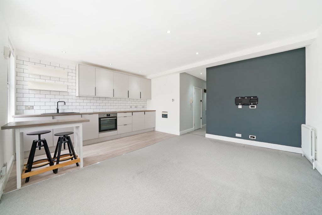 Property photo 2 of 8 Flat 2, 93 Gleneagle Road - Clre7P56Nba1Euqlvfts