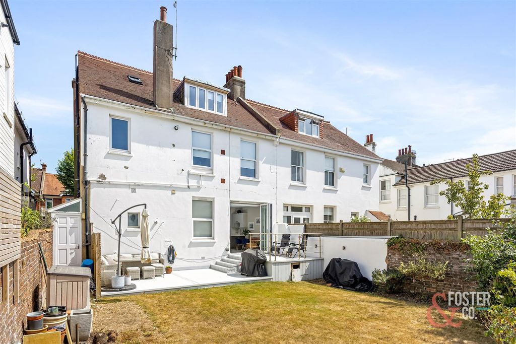Property photo 2 of 23 Walsingham Road 82, Gff-006.Jpg