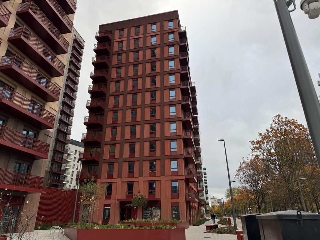 Property photo 1 of 18 2 Bed Flat To Rent East Park Side, London Se10