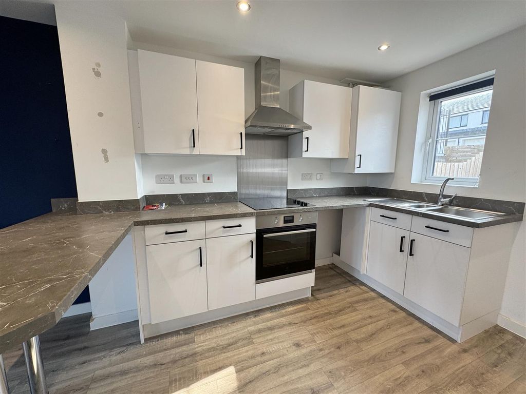 Property photo 3 of 11 Kitchen