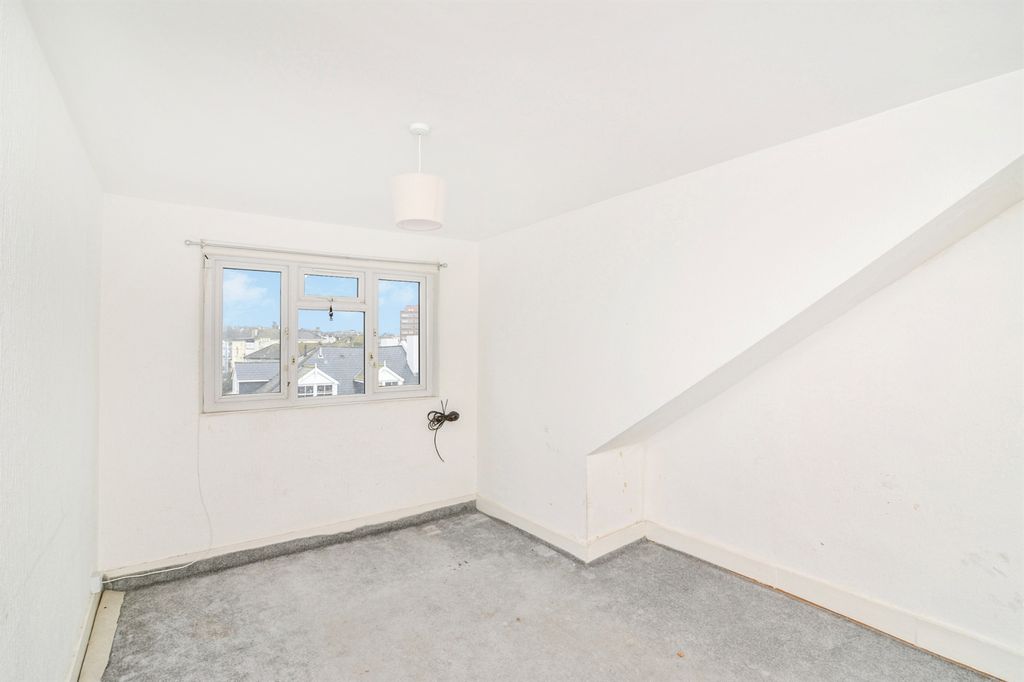 Property photo 2 of 33