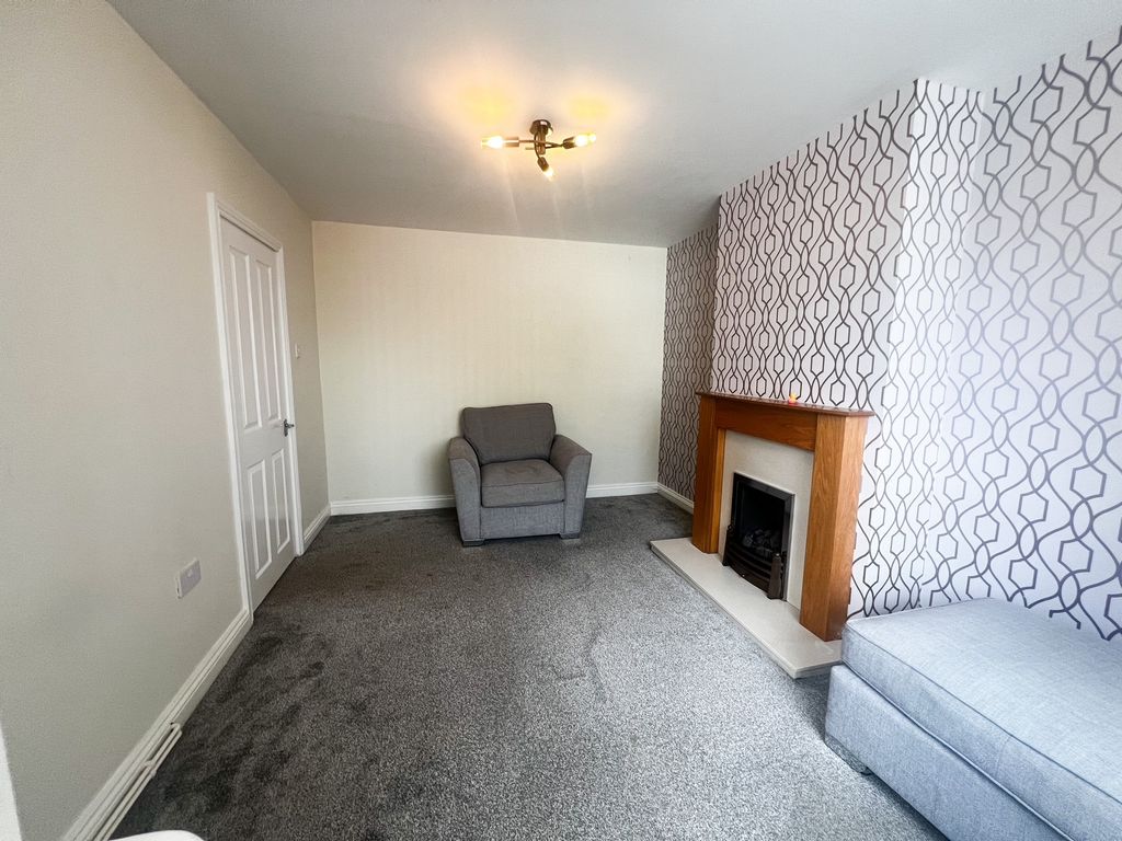 Property photo 3 of 7 Living Room