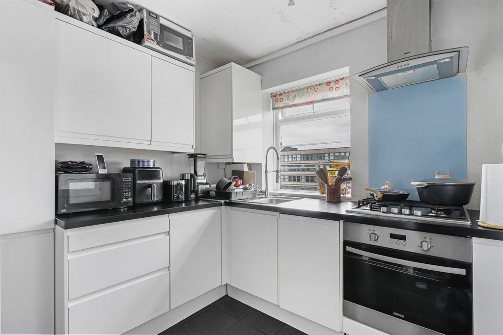 Property photo 3 of 11 Kitchen