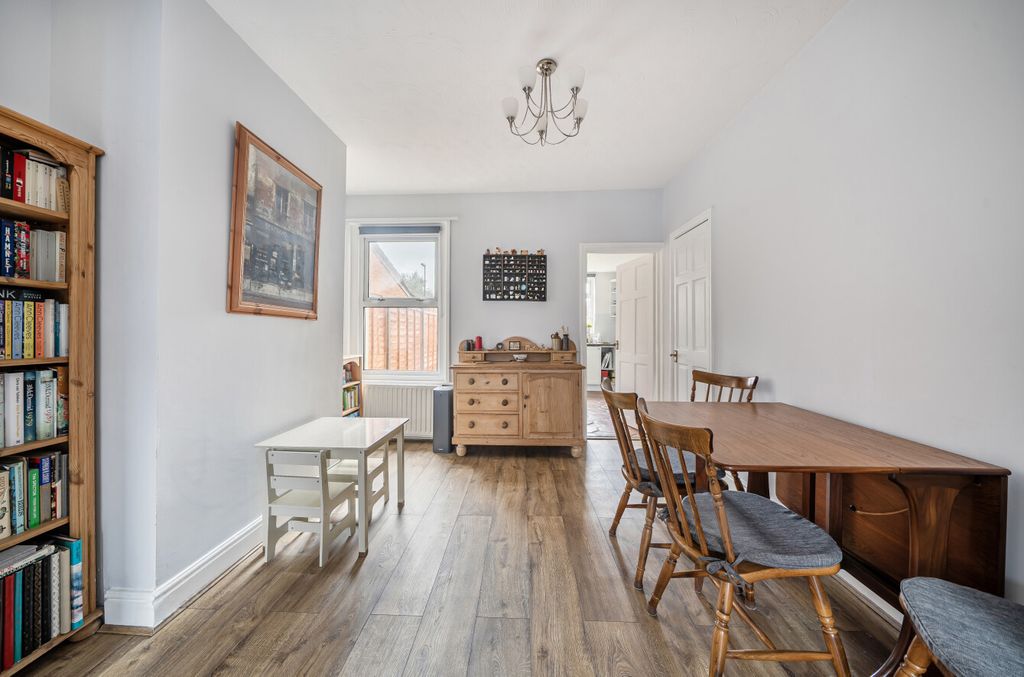 Property photo 3 of 8 1408919-24-698211...