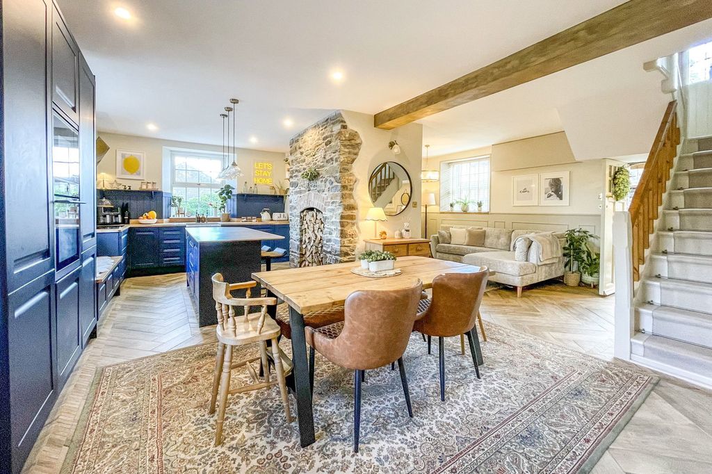 Property photo 3 of 31