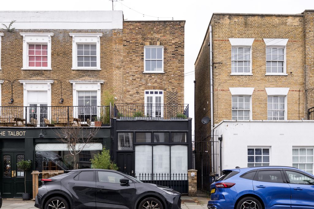 Property photo 2 of 21 323908 - 111Mortimerroad-16.Jpg