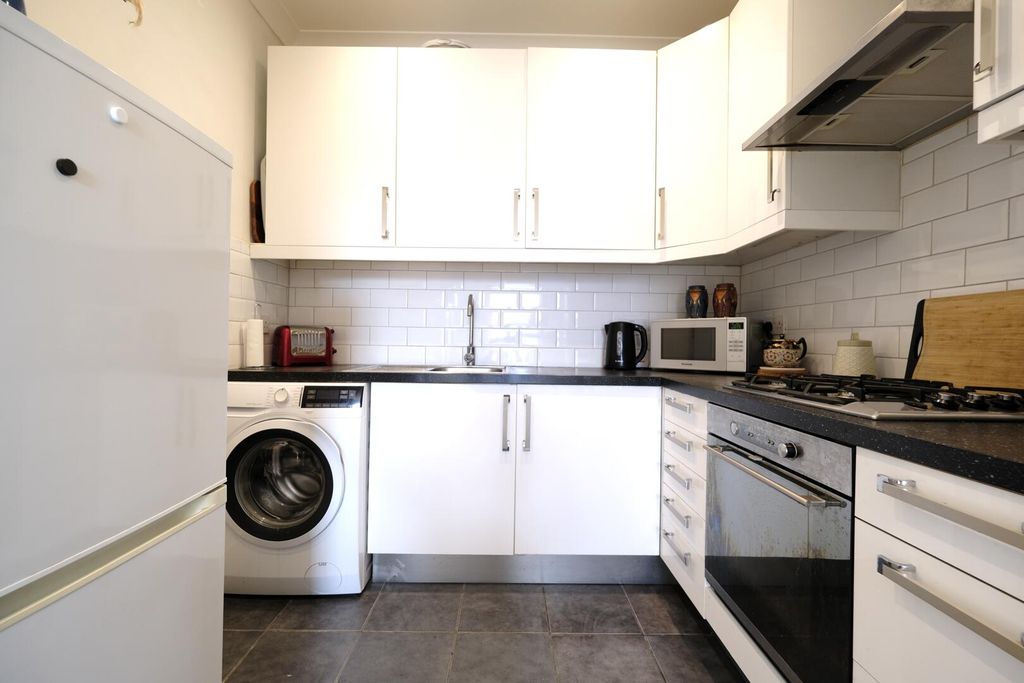 Property photo 3 of 18 Kitchen