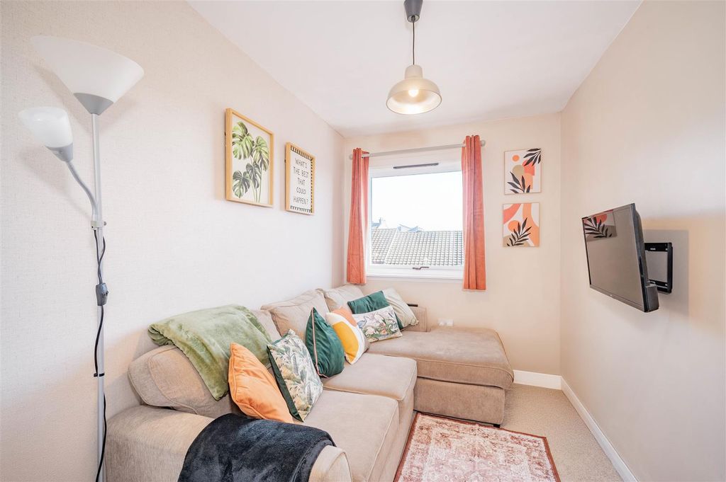 Property photo 3 of 18 38F Rosebank Street Dundee-11.Jpg