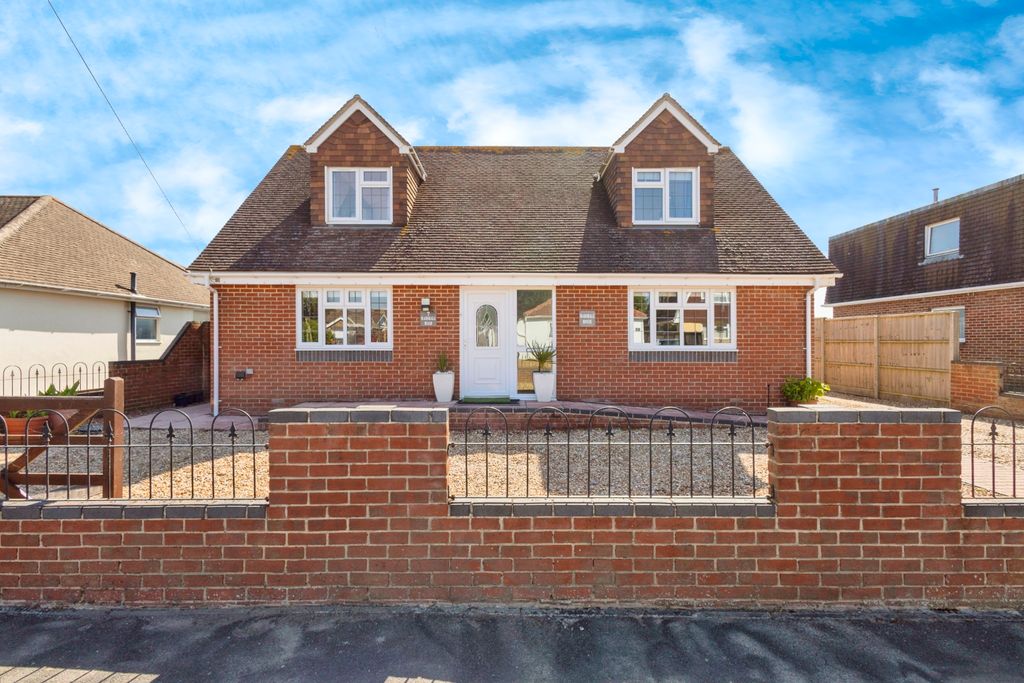 Property photo 1 of 18 Spacious Detached Home