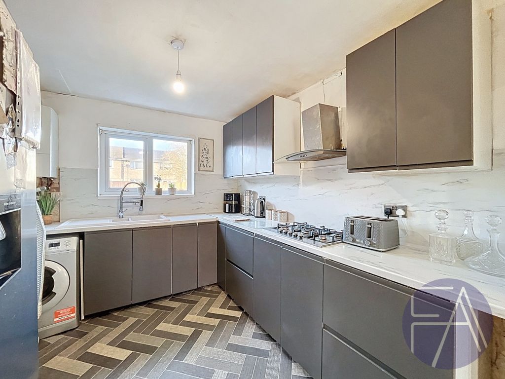 Property photo 3 of 12 4698452