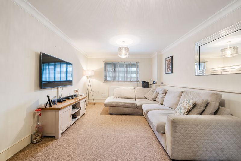 Property photo 3 of 11 Lounge