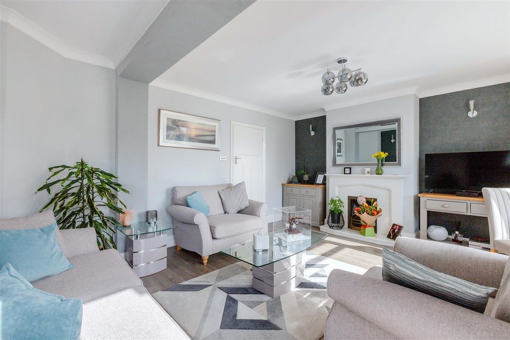 Property photo 2 of 25 Malvern Close_17.Jpg