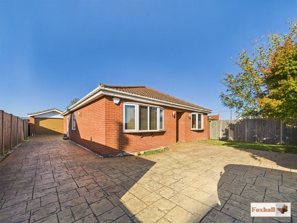 Property photo 1 of 21 Front Garden