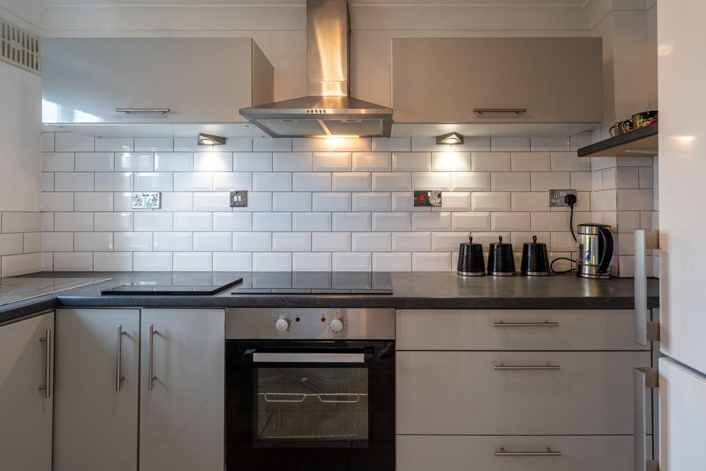 Property photo 2 of 18 Squires Gate-10