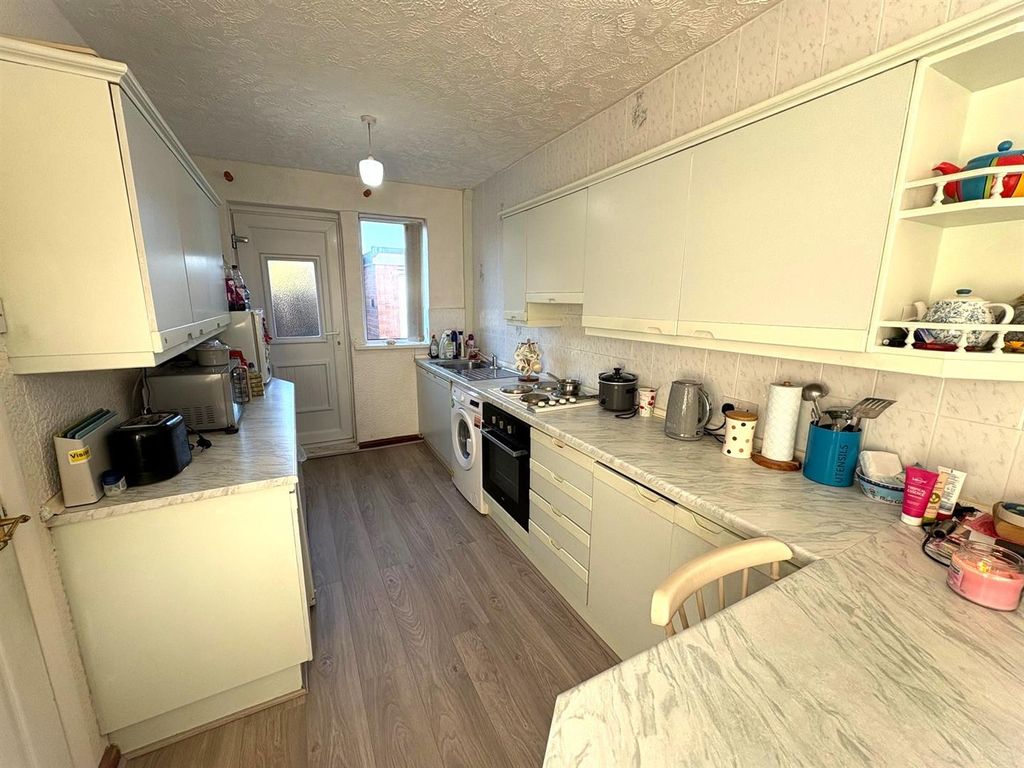 Property photo 3 of 10 Kitchen