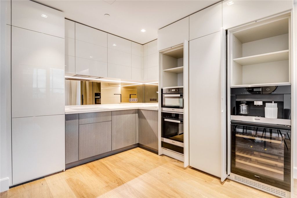 Property photo 3 of 18 Kitchen