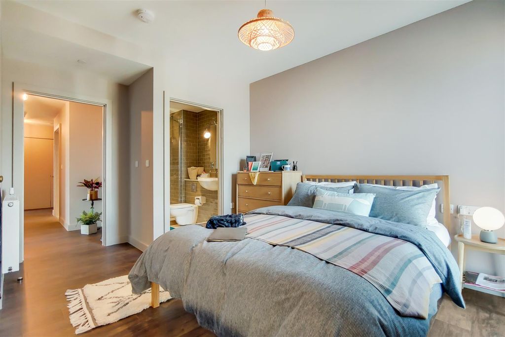 Property photo 3 of 11 3. Canada Gardens- Bedroom.Jpg