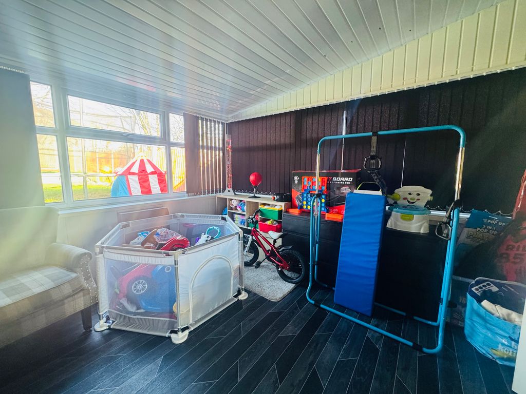 Property photo 3 of 10 Conservatory