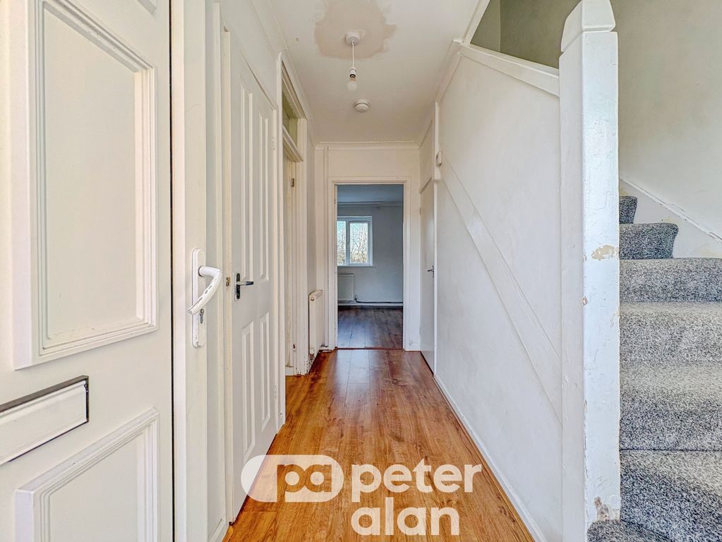 Property photo 3 of 16 Entrance Hall