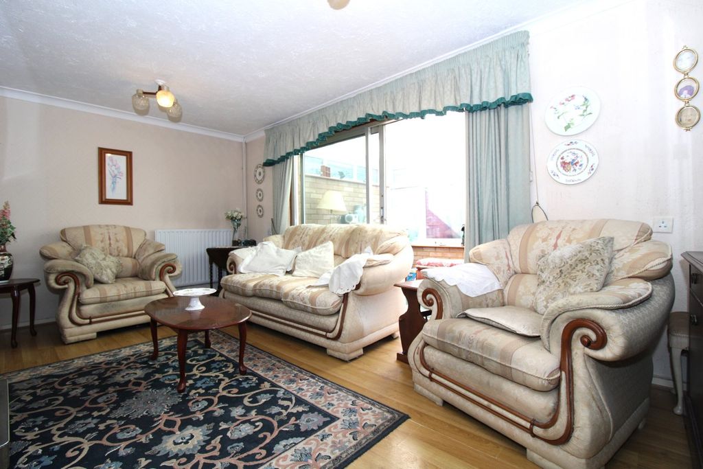 Property photo 3 of 14 Lounge