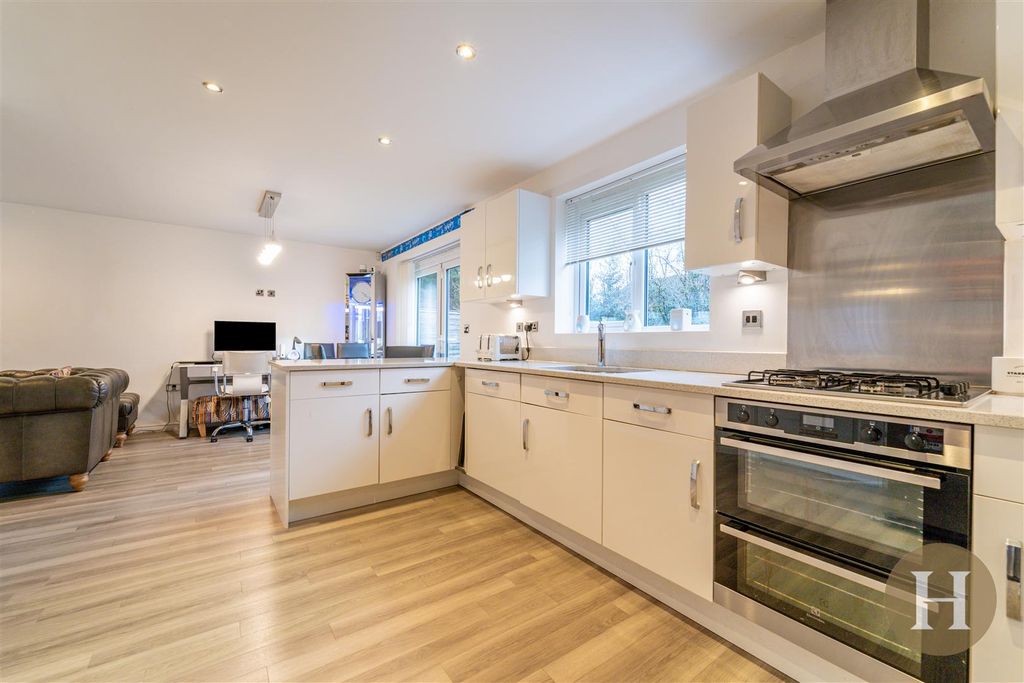 Property photo 3 of 28 Hadleigh Estate Agents-4.Jpg
