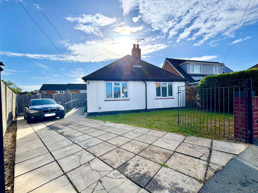 Property photo 1 of 10 Wallace Crescent, Chelmsford, Essex, CM2 9Qn