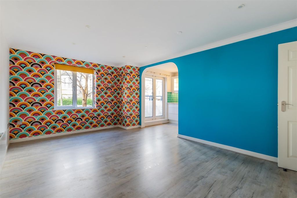 Property photo 3 of 19 4 Caernarvon Court-7.Jpg