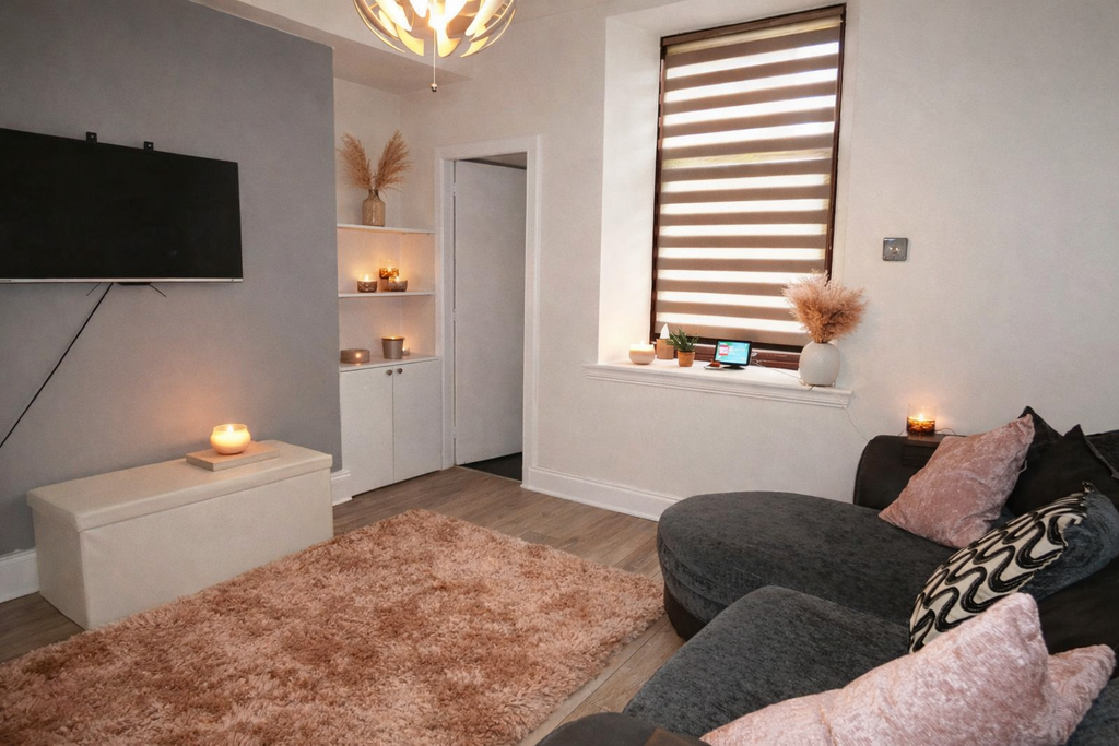 Property photo 2 of 11 Lounge New 1