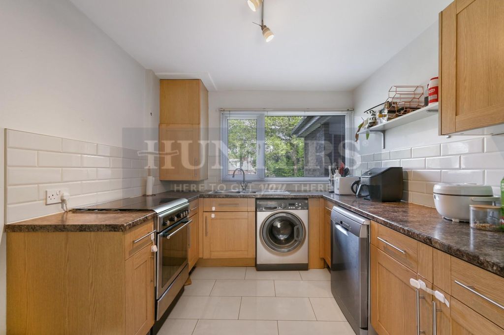 Property photo 3 of 12 Manor Vale, 77-15.Jpg