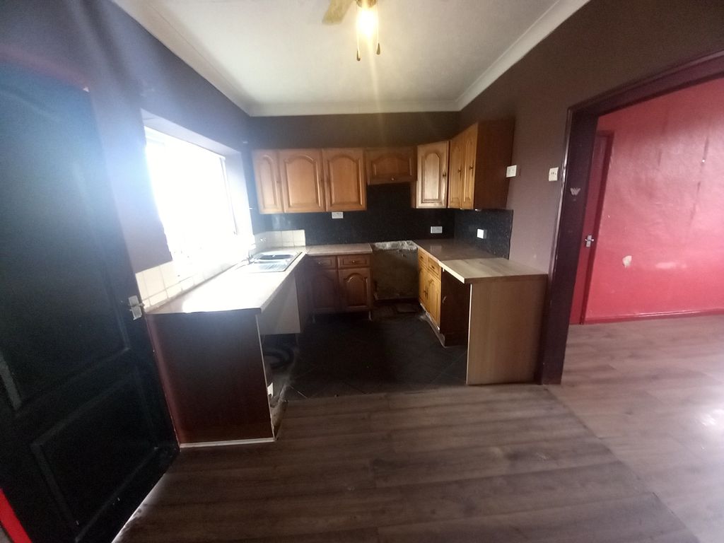 Property photo 3 of 9 Dining Kitchen