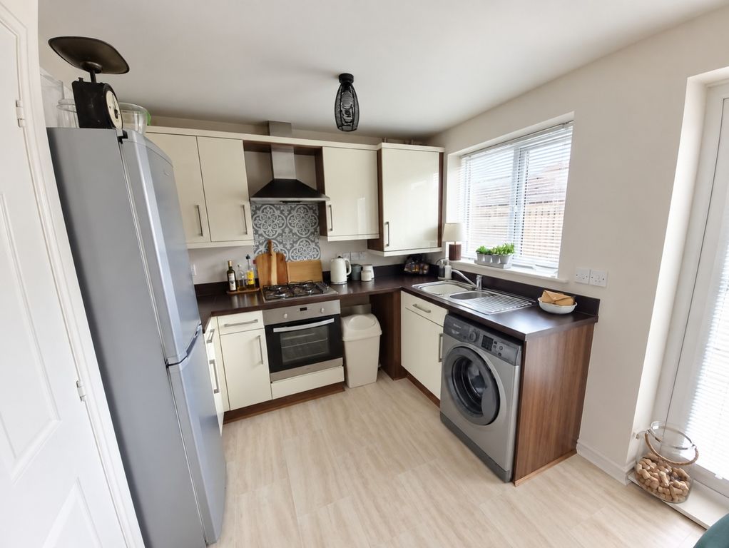 Property photo 3 of 17 Kitchen
