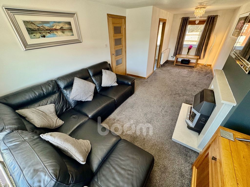 Property photo 2 of 28 Sycamore Avenue, Beith Lounge Pic
