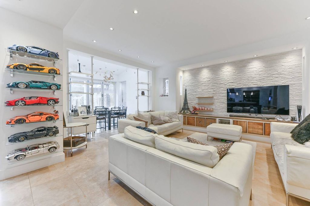 Property photo 3 of 17