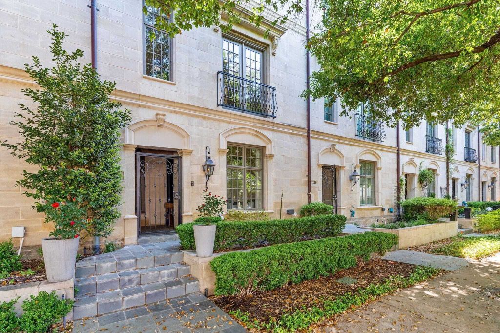 Property photo 1 of 31