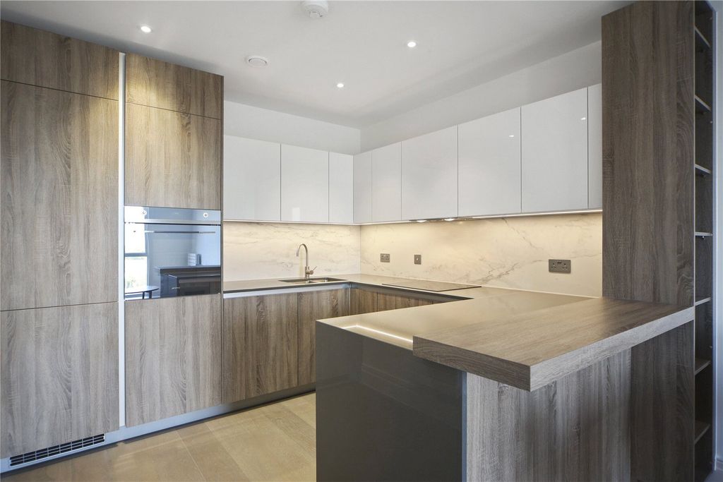 Property photo 2 of 18 Hamond Court