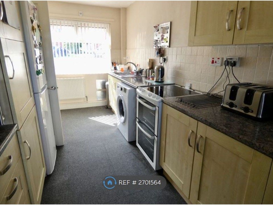 Property photo 3 of 10 Kitchen