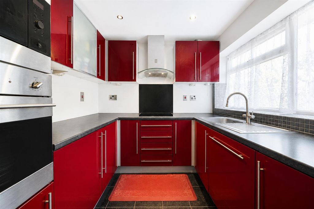Property photo 1 of 11 Kitchen